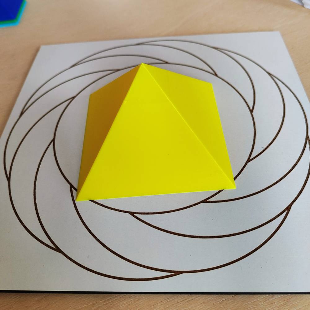 Pirámide 3D - Amarilla