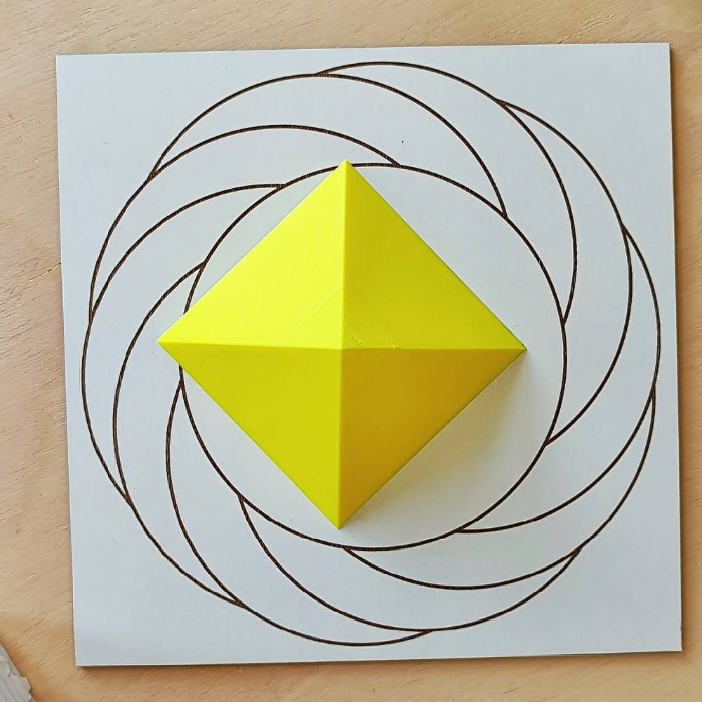 Pirámide 3D - Amarilla