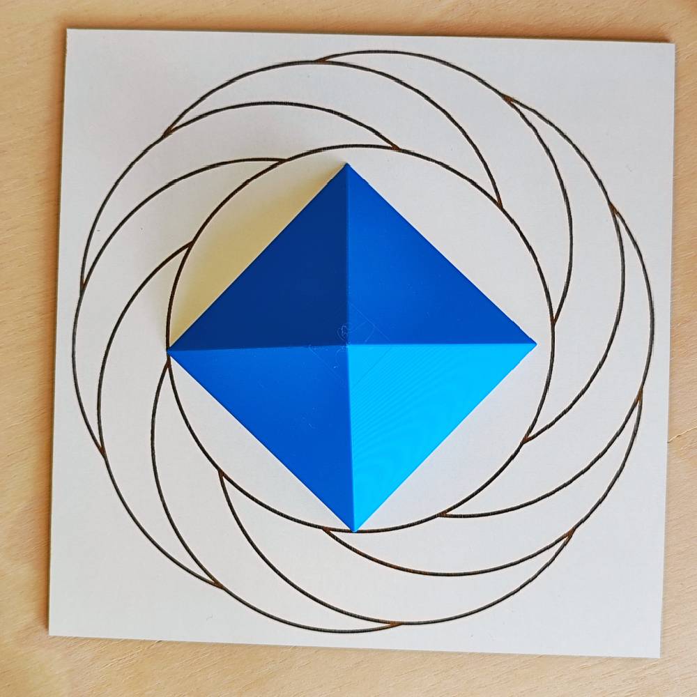 Pirámide 3D - Azul claro