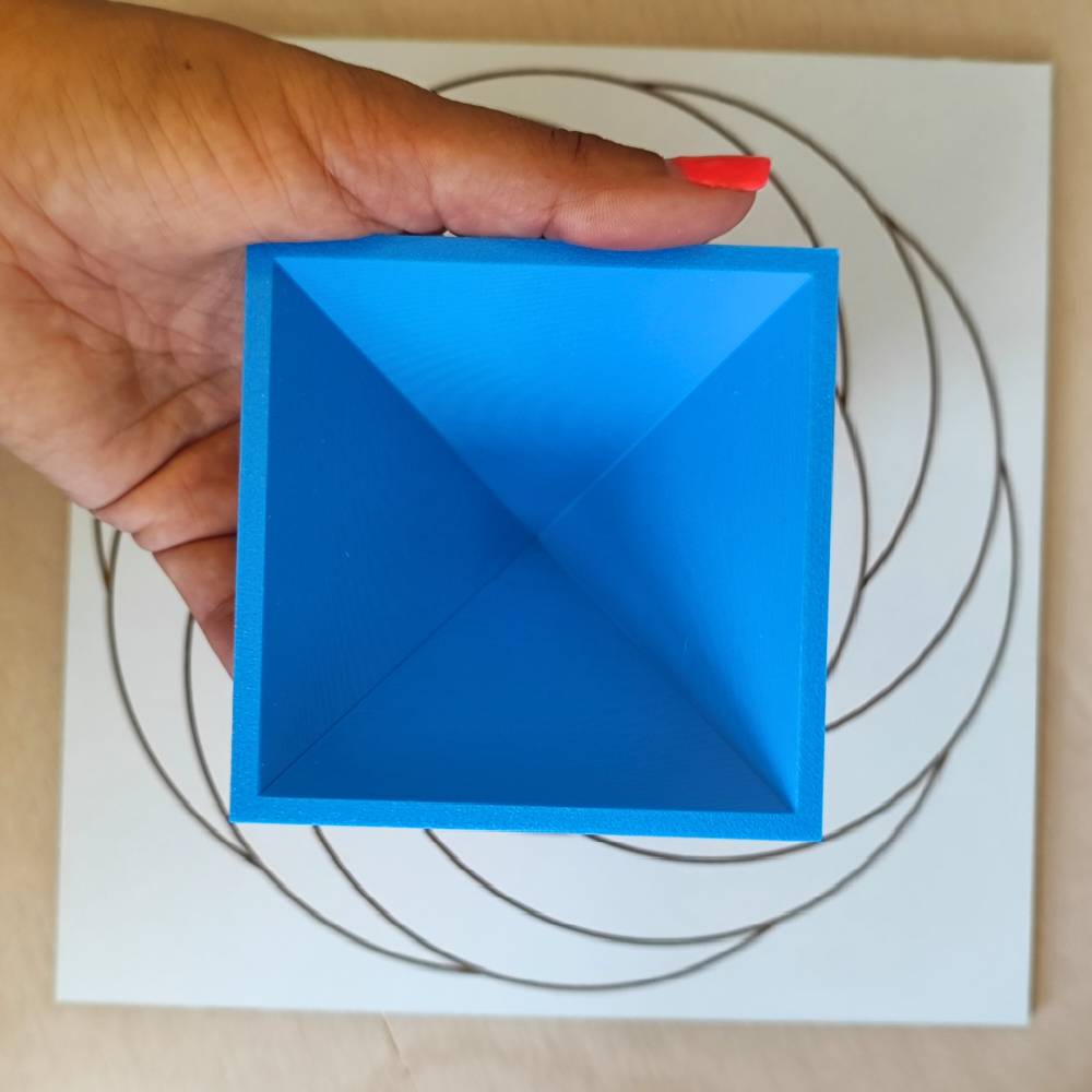 Pirámide 3D - Azul claro