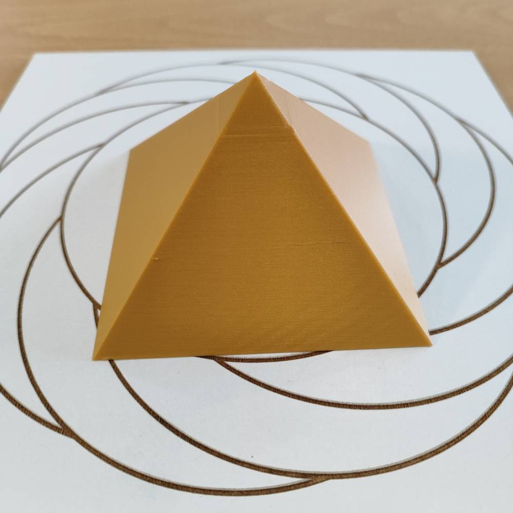 Pirámide 3D - Dorada