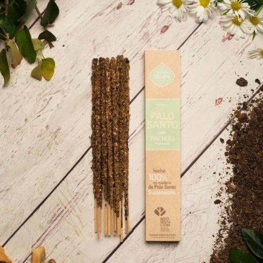 Incenso de Pau Santo com Patchouli da Sagrada Madre com 8 varetas artesanais de longa duração.