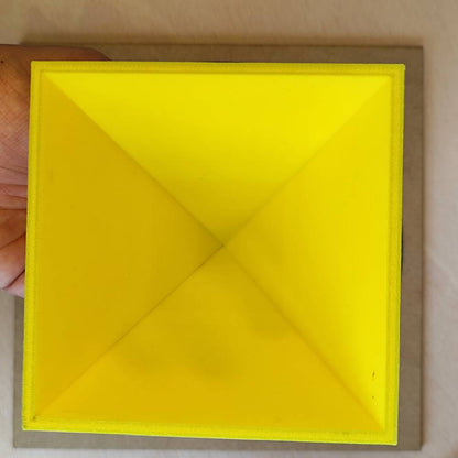 Pirámide 3D - Amarilla