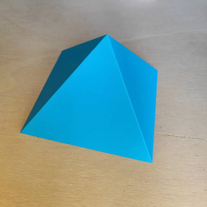 Pirámide 3D - Azul claro