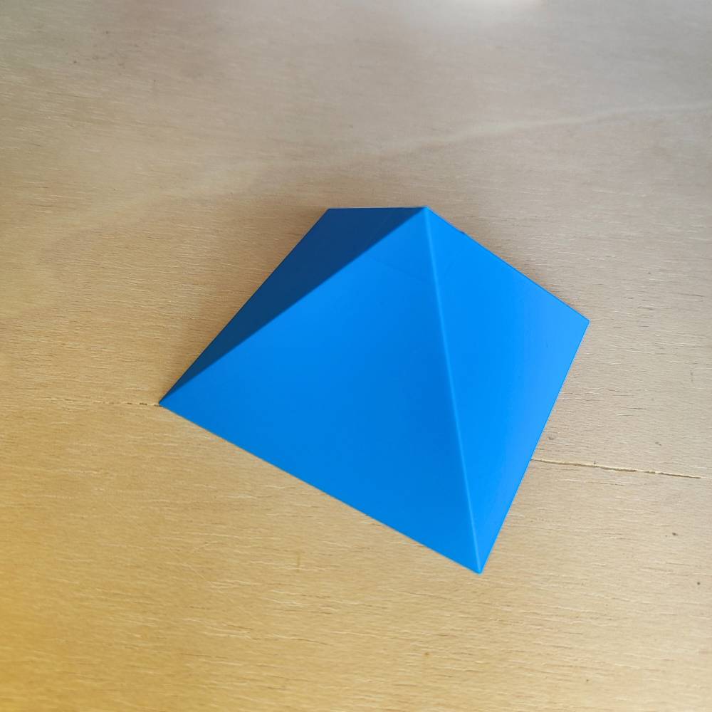 Pirámide 3D - Azul claro
