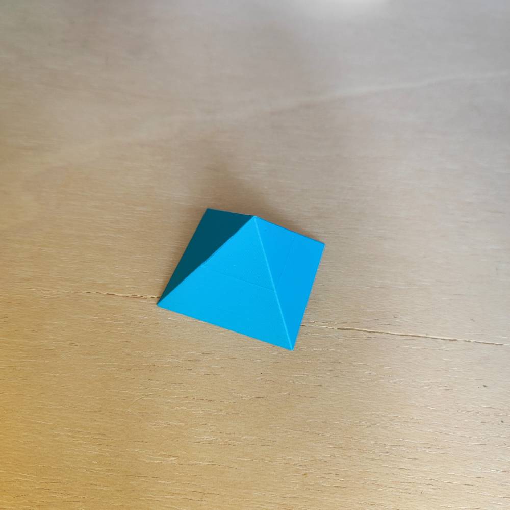 Pirámide 3D - Azul claro