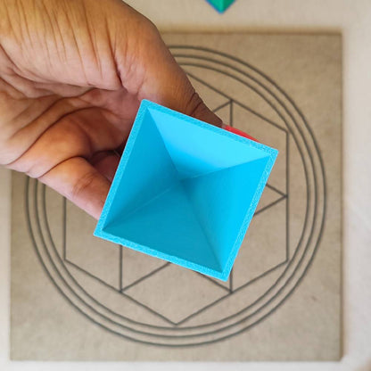 Pirámide 3D - Azul claro