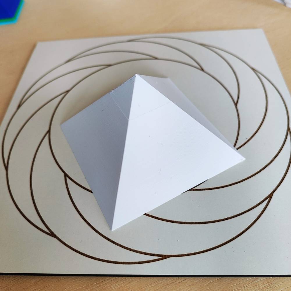 Pirámide 3D - Blanca
