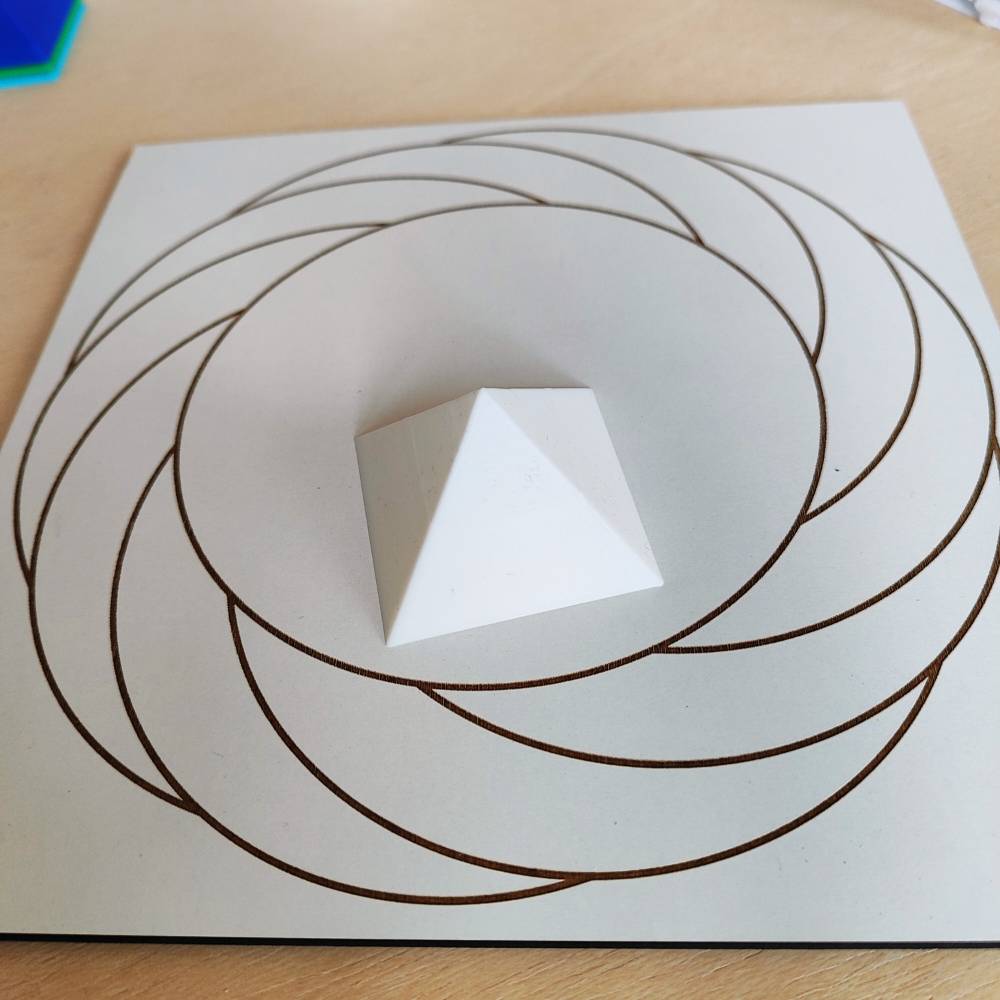 Pirámide 3D - Blanca