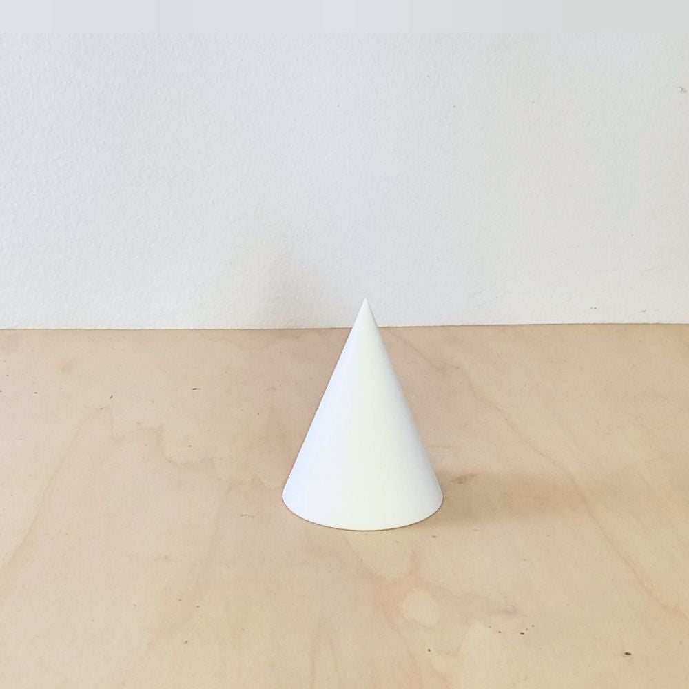 Cone Alto 3D em PLA branco, tamanho Pequeno, com 50 mm de diâmetro de base e 65 mm de altura, visto de perfil.