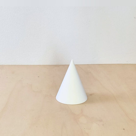Cone Alto 3D em PLA branco, tamanho Pequeno, com 50 mm de diâmetro de base e 65 mm de altura, visto de perfil.