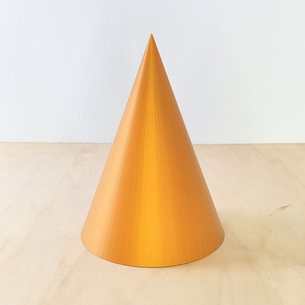 Cone Alto 3D em PLA dourado mate, tamanho Grande, com 100 mm de diâmetro de base e 140 mm de altura, visto de perfil.