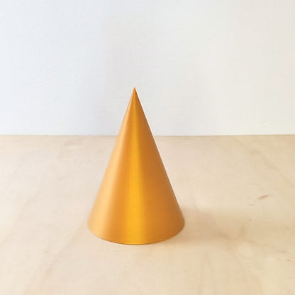 Cone Alto 3D em PLA dourado mate, tamanho Médio, com 70 mm de diâmetro de base e 100 mm de altura, visto de perfil.