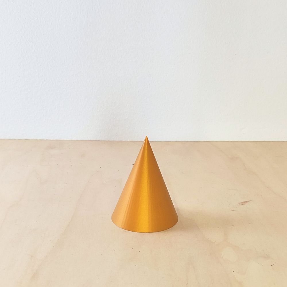 Cone Alto 3D em PLA dourado mate, tamanho Pequeno, com 50 mm de diâmetro de base e 65 mm de altura, visto de perfil.