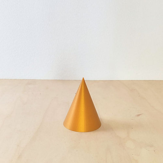 Cone Alto 3D em PLA dourado mate, tamanho Pequeno, com 50 mm de diâmetro de base e 65 mm de altura, visto de perfil.