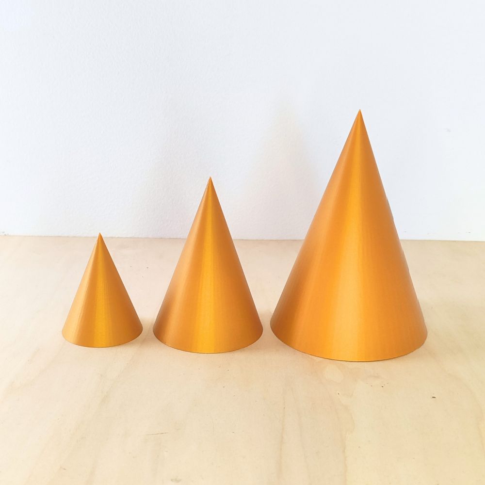Cones Altos 3D em PLA dourado mate da TILGUTI, apresentados de perfil nos três tamanhos disponíveis.