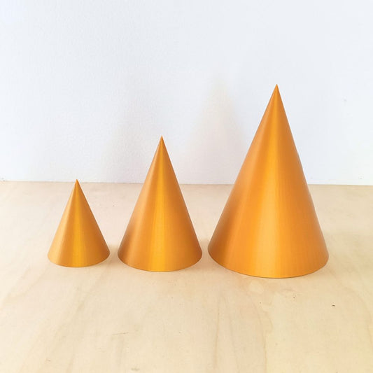 Cones Altos 3D em PLA dourado mate da TILGUTI, apresentados de perfil nos três tamanhos disponíveis.