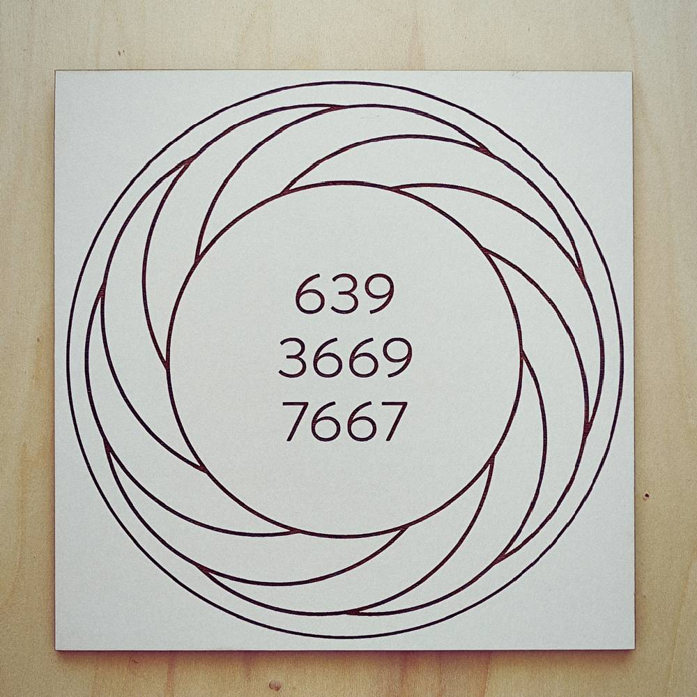 Gráfico radiestésico Abertura em MDF lacado a branco - gravação a laser - Produção própria TILGUTI.