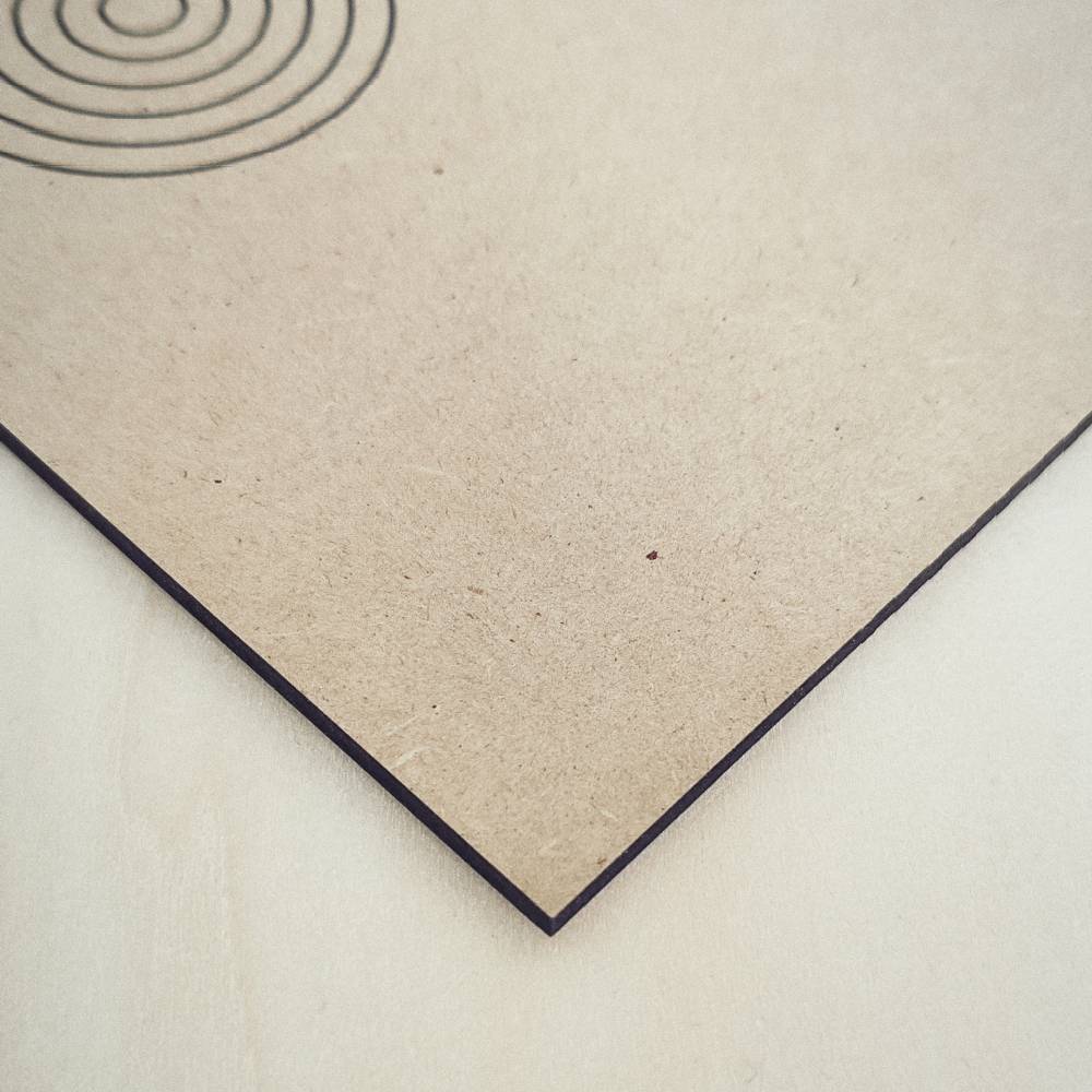 Detalhe do Gráfico Radiestésico Eliminador de Radiações Nocivas impresso a preto em MDF Cru – TILGUTI.