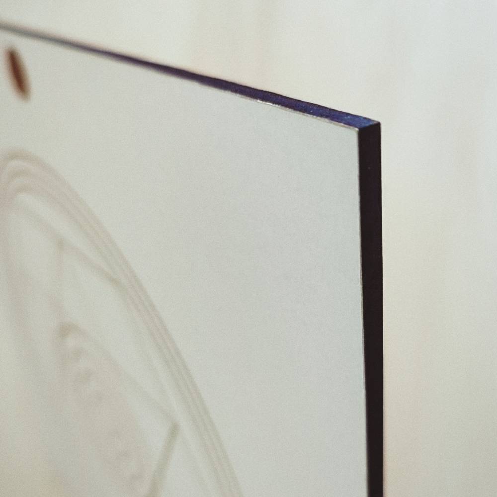 Detalhe do acabamento lateral em MDF Lacado branco – placa de 3 mm com gravação a laser – TILGUTI Portugal.