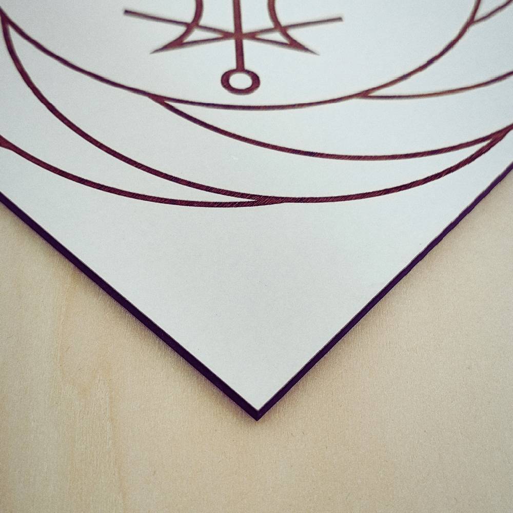 Detalhe do Gráfico Radiestésico Turbilhão Sol gravado a laser em MDF lacado – TILGUTI.