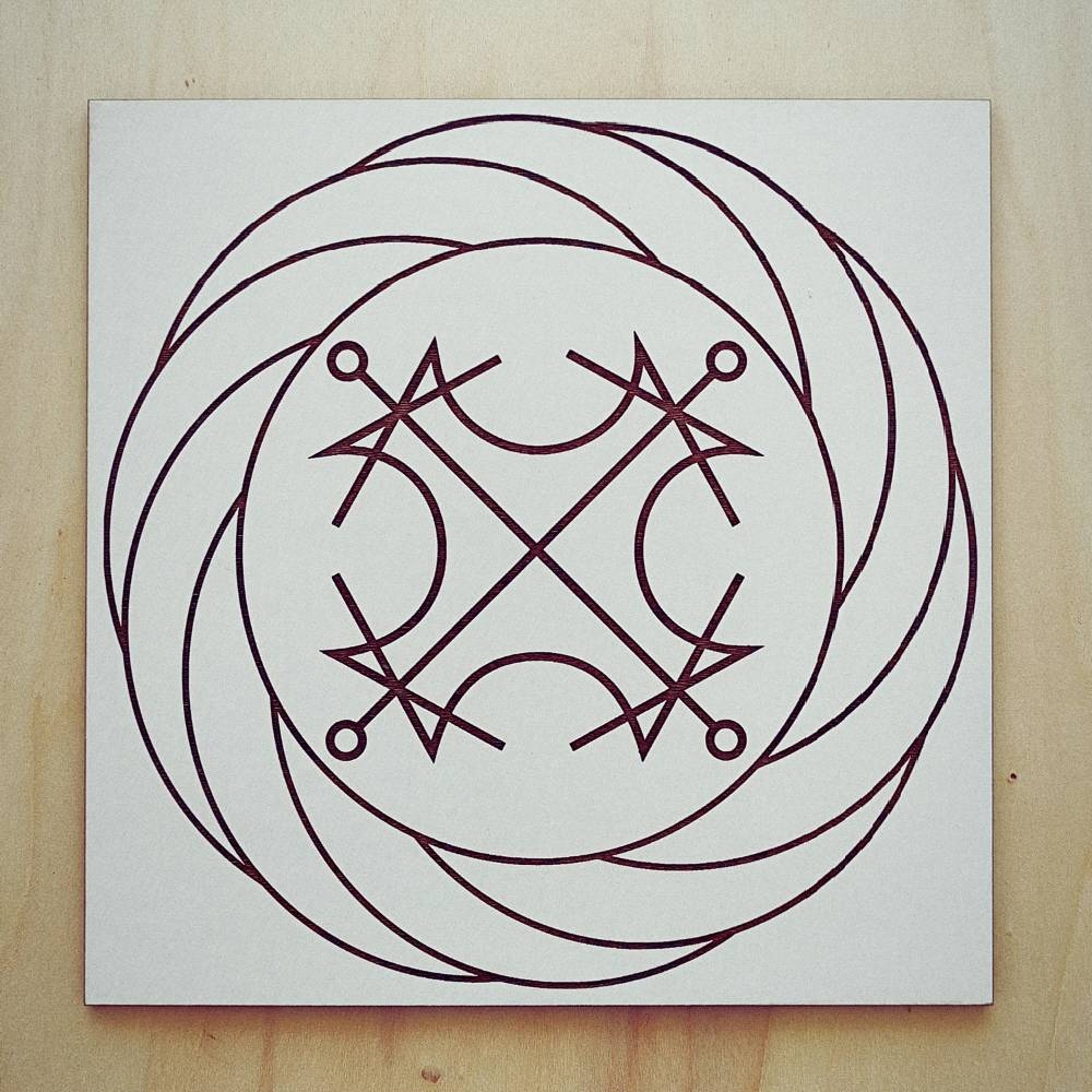 Gráfico Radiestésico Turbilhão Sol em MDF lacado a branco – gravação a laser – Produção própria TILGUTI.