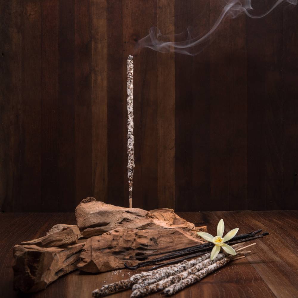 Incenso de Pau Santo com Baunilha da Sagrada Madre com 8 varetas artesanais de longa duração.