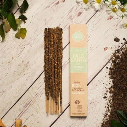 Incenso de Pau Santo com Patchouli da Sagrada Madre com 8 varetas artesanais de longa duração.