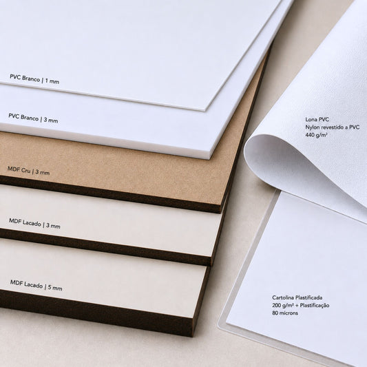 Materiais disponíveis para produção TILGUTI: PVC branco, MDF cru, MDF lacado, Lona e Cartolina plastificada.